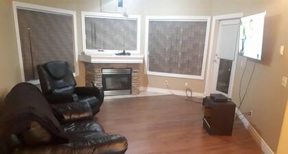 Deluxe 2 Bedroom 2 Bath Apartment and Den with Gym