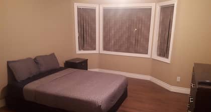 Deluxe 2 Bedroom 2 Bath Apartment and Den with Gym