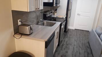 Réfrigérateur, micro-ondes, four, plaque de cuisson