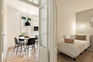 2 chambres, coffres-forts dans les chambres, fer et planche à repasser