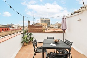 Outdoor dining - Bright and modern apartment with terrace in the city center (Barcelona)