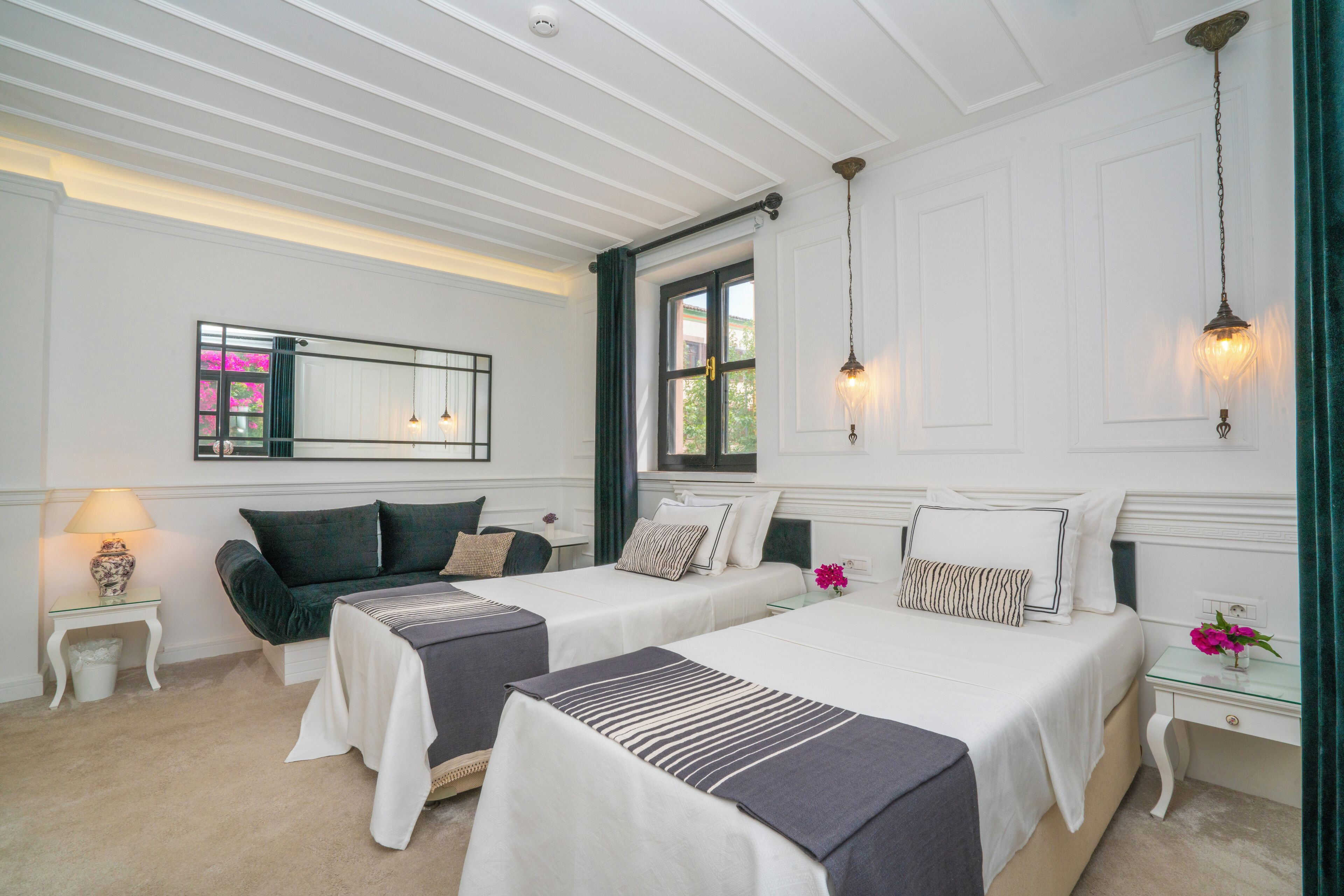 Deluxe Quadruple Room, Entrance Floor | 埃及棉床单、高档床上用品、羽绒被、记忆海绵床垫