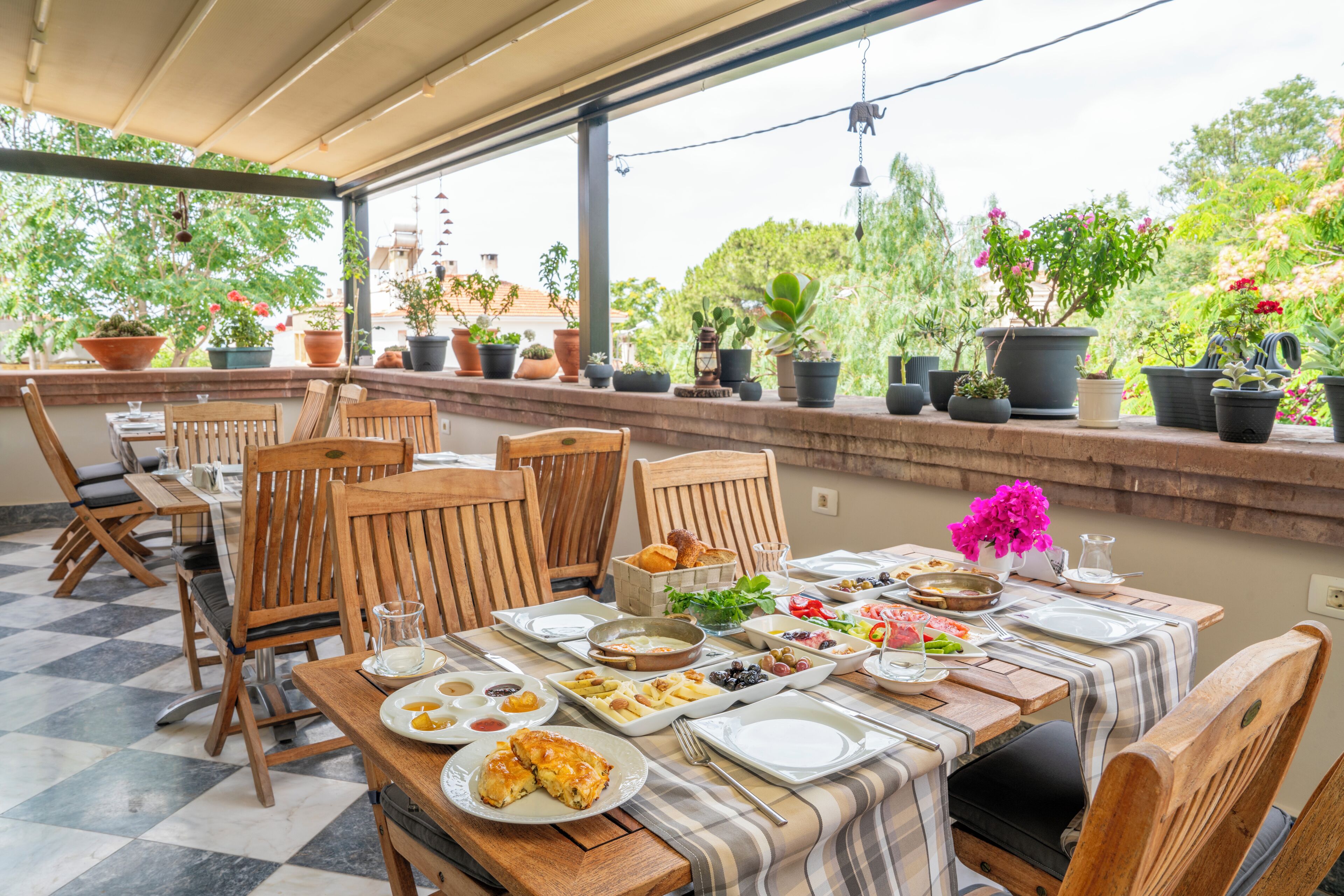 Free daily cooked-to-order breakfast 