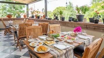 Free daily cooked-to-order breakfast