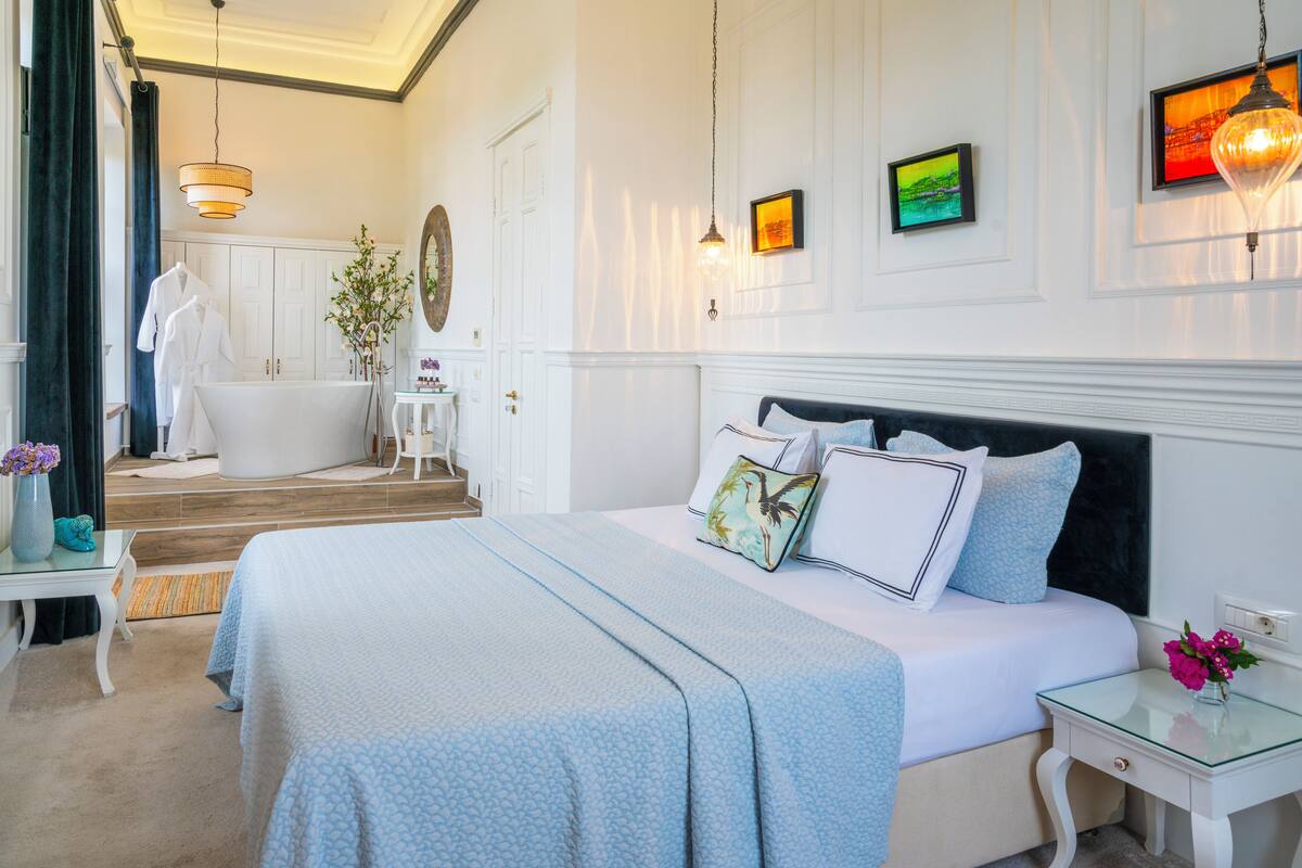 Luxury Studio Suite, Sea View, Balcony | Sengetøy i egyptisk bomull, sengetøy av topp kvalitet og dundyner