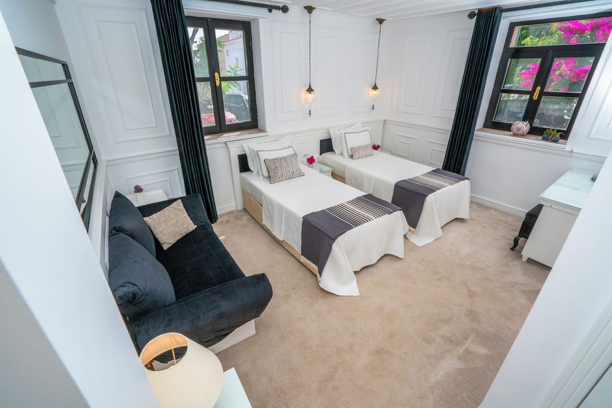 Habitació quàdruple Deluxe | Llençols de cotó egipci, roba de llit d'alta qualitat i cobrellits