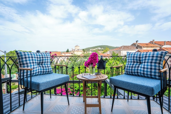 Luxury Studio Suite, Sea View, Balcony | Sábanas de algodón egipcio y ropa de cama de alta calidad