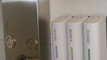 Een douche, een bubbelbad, een haardroger, handdoeken