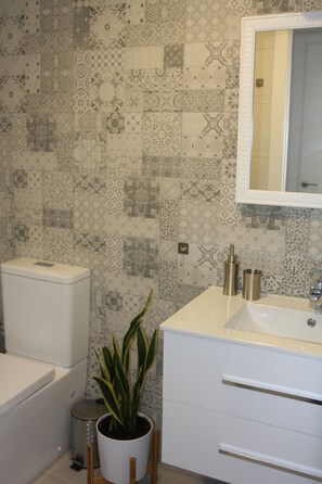 Een douche, een bubbelbad, een haardroger, handdoeken