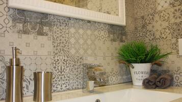 Douche, baignoire Ă jets, sĂšche-cheveux, serviettes fournies