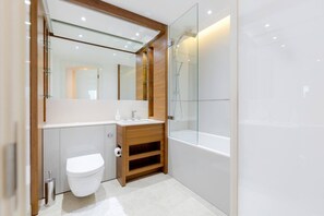 Apartment | Bathroom | Combined shower/tub, rainfall showerhead, free toiletries, hair dryer