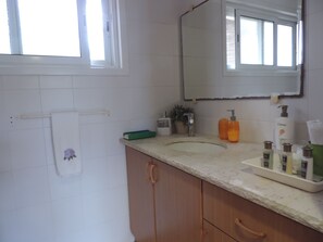 Douche, sèche-cheveux, serviettes fournies, savon