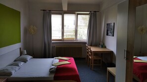 Quarto básico | Escrivaninha, cortinas blackout, ferros/tábuas de passar roupa