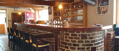 Bar (trong khuôn viên)