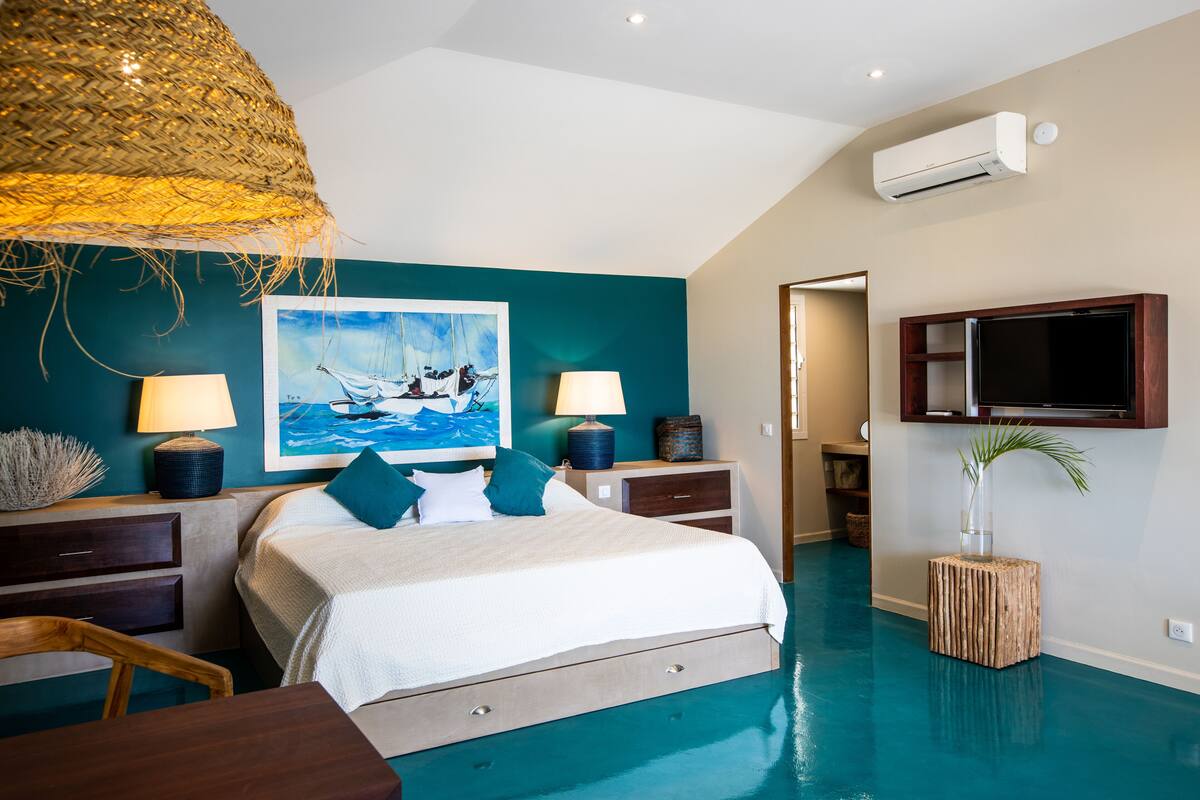 Kamar Deluks, pemandangan laut | Seprai premium, tempat tidur Select Comfort, minibar, dan meja kerja