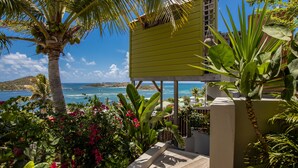 Un bâtiment jaune doté d’un balcon donnant sur une zone côtière.