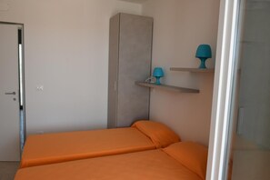 3 chambres, fer et planche à repasser, lit de bébé portatif