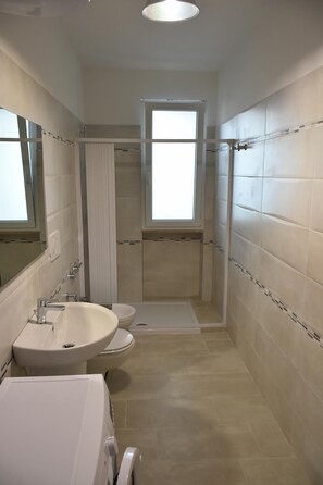 Een douche, een haardroger, een bidet