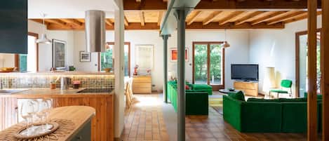Smart TV, fireplace, table tennis, stereo