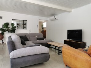 Smart TV, DVD player, table tennis, books