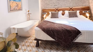 Deluxe tweepersoonskamer | 1 slaapkamer, een minibar, een kluis op de kamer, een bureau