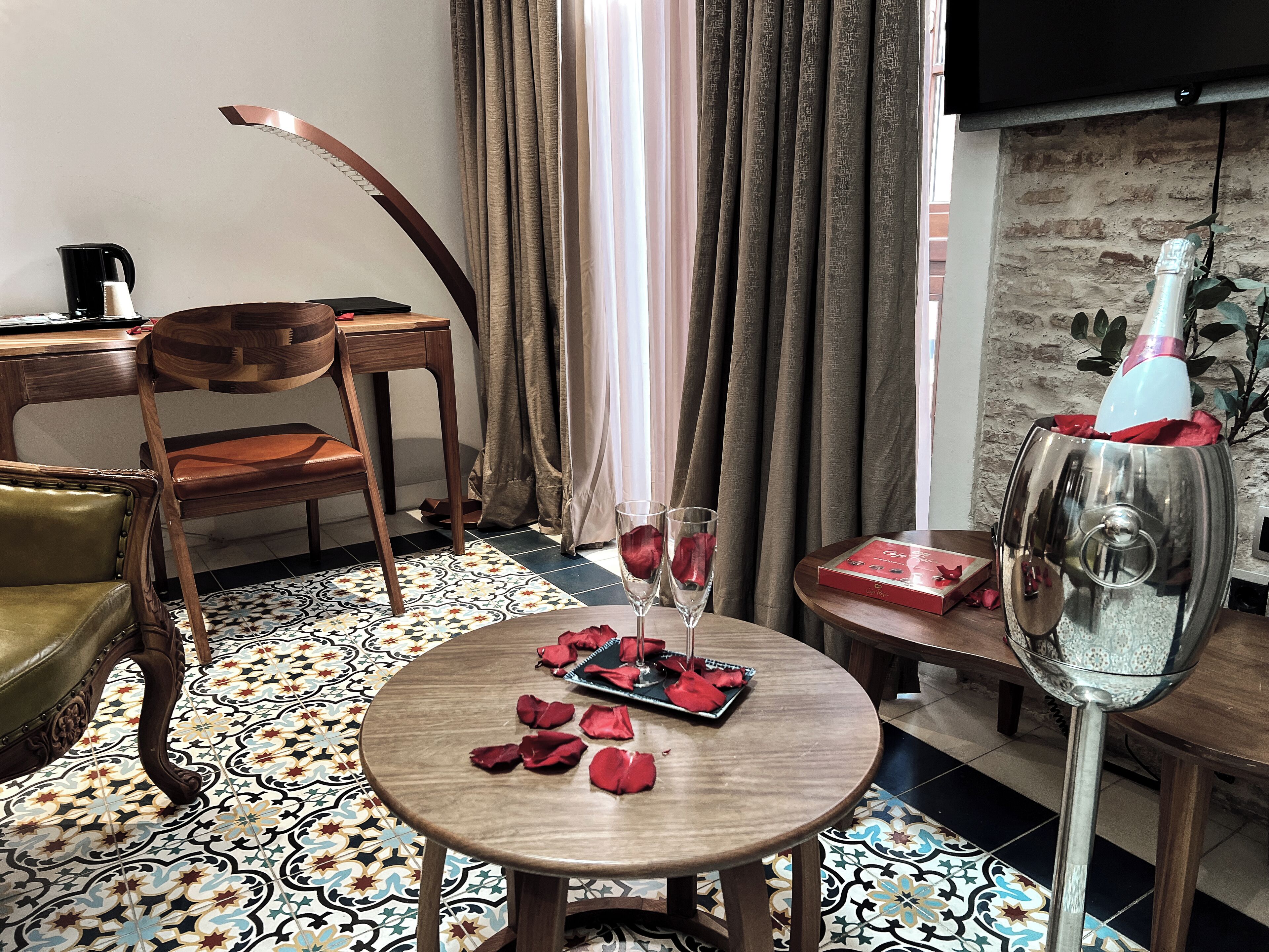 suite, hot tub | champagne service