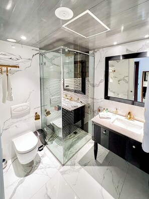 Deluxe-Doppelzimmer | Badezimmer | Badewanne und Dusche (separat), Whirlpool, Regendusche, Haartrockner