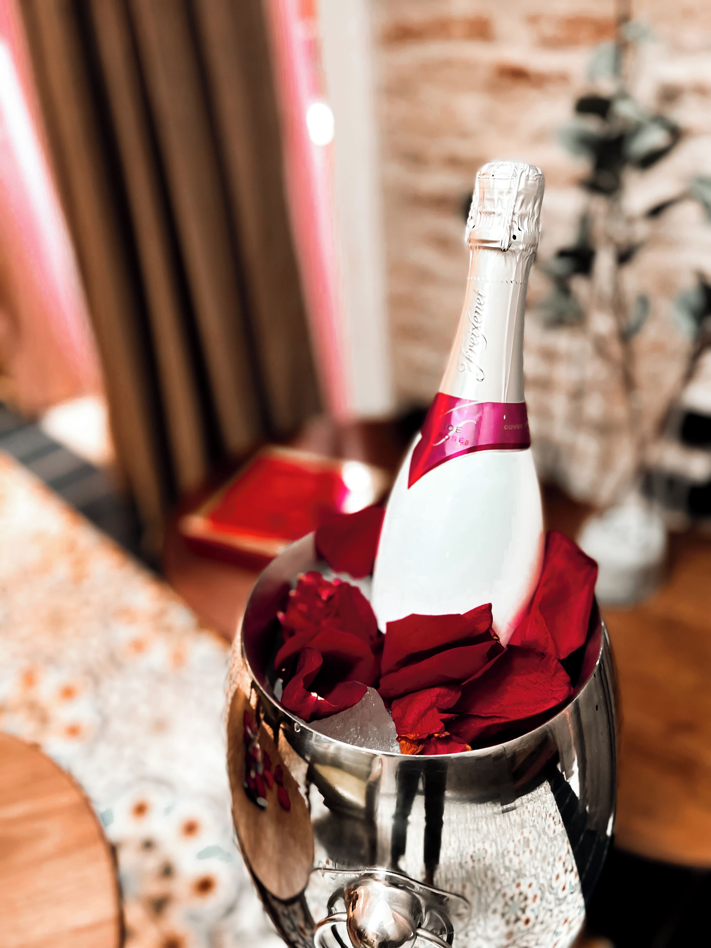 suite, hot tub | champagne service