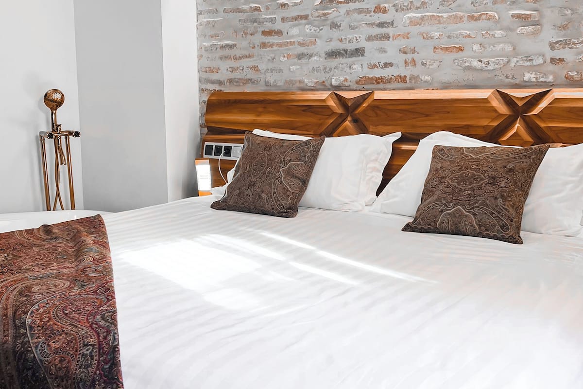 deluxe double room | 1 bedroom, minibar, in-room safe, desk