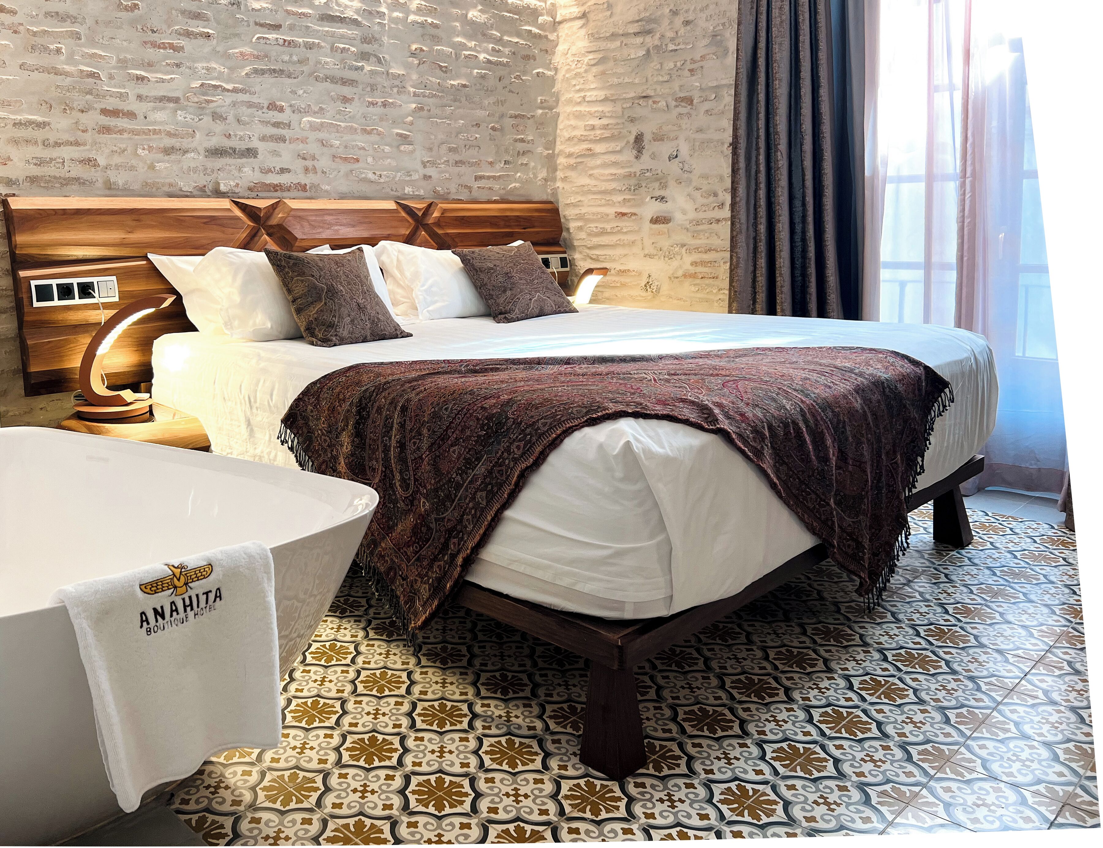 deluxe double room | 1 bedroom, minibar, in-room safe, desk