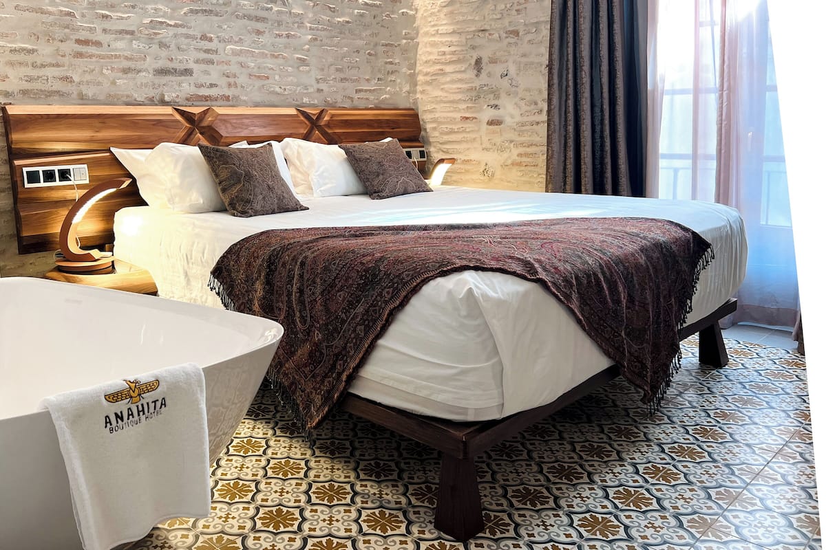 deluxe double room | 1 bedroom, minibar, in-room safe, desk