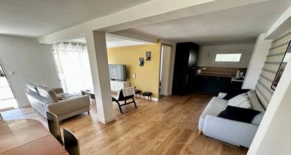 95 M2 apartment with garden and parking / Beaches on foot / quiet