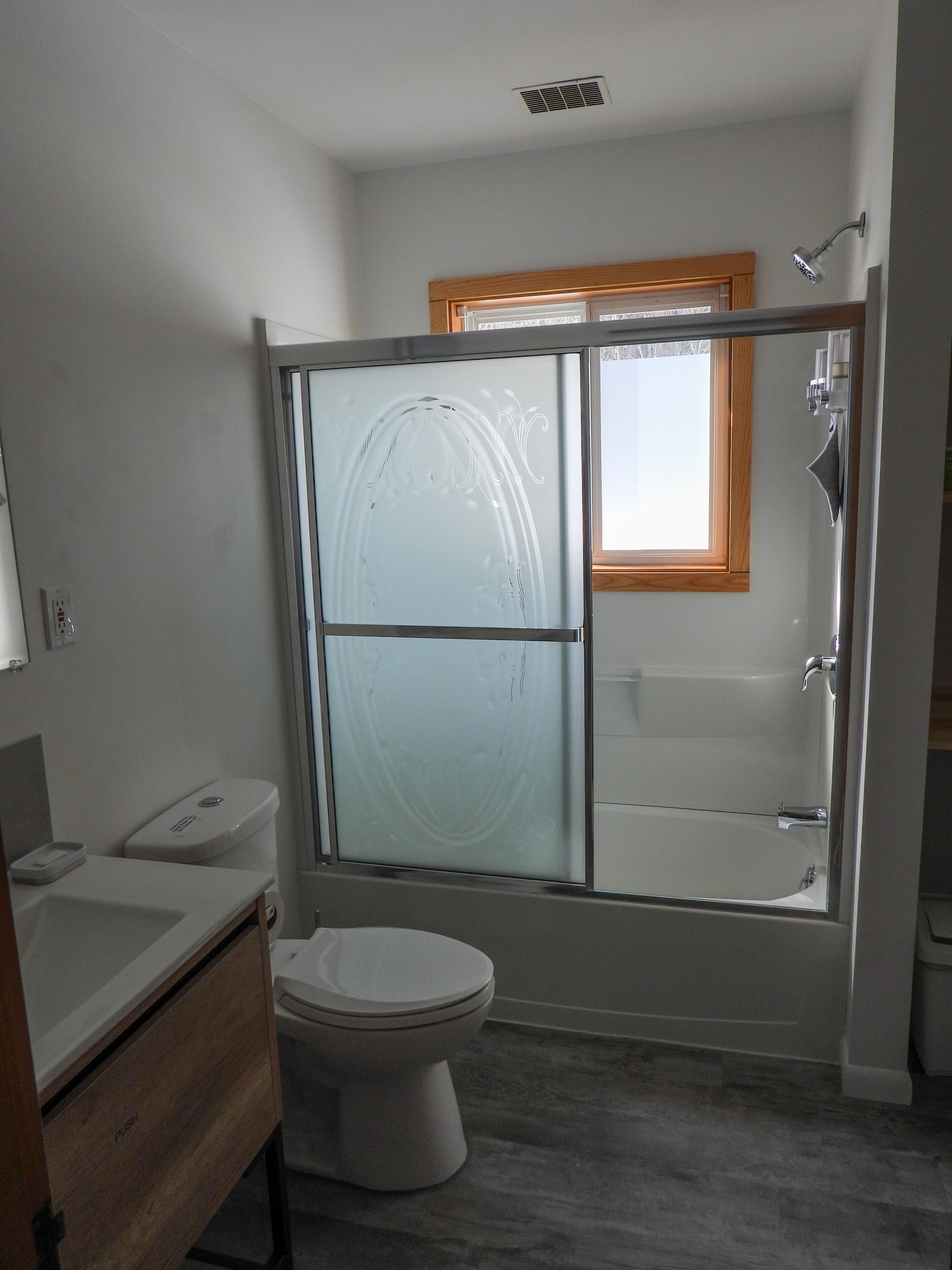 Suihkun ja ammeen yhdistelmä, hiustenkuivaaja, pyyhkeet, saippua