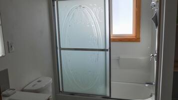 Suihkun ja ammeen yhdistelmä, hiustenkuivaaja, pyyhkeet, saippua