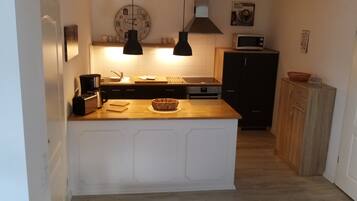 Kühlschrank, Mikrowelle, Herdplatte, Geschirrspüler