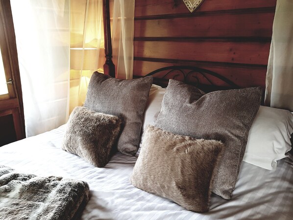 1 bedroom - Romantic Log Cabin (Corwen)