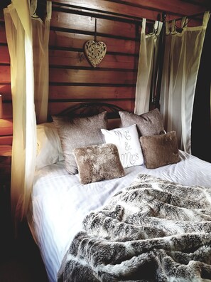 1 bedroom - Romantic Log Cabin (Corwen)