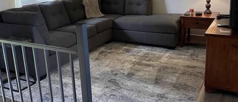 TV, tavolo da calcetto, libri