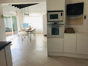 Mikrowelle, Geschirrspüler, Wasserkocher mit Kaffee-/Teezubehör