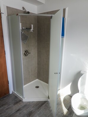 Een douche, een haardroger, handdoeken, zeep