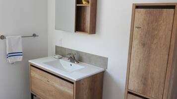 Bruser, hårtørrer, håndklæder, Sæbe