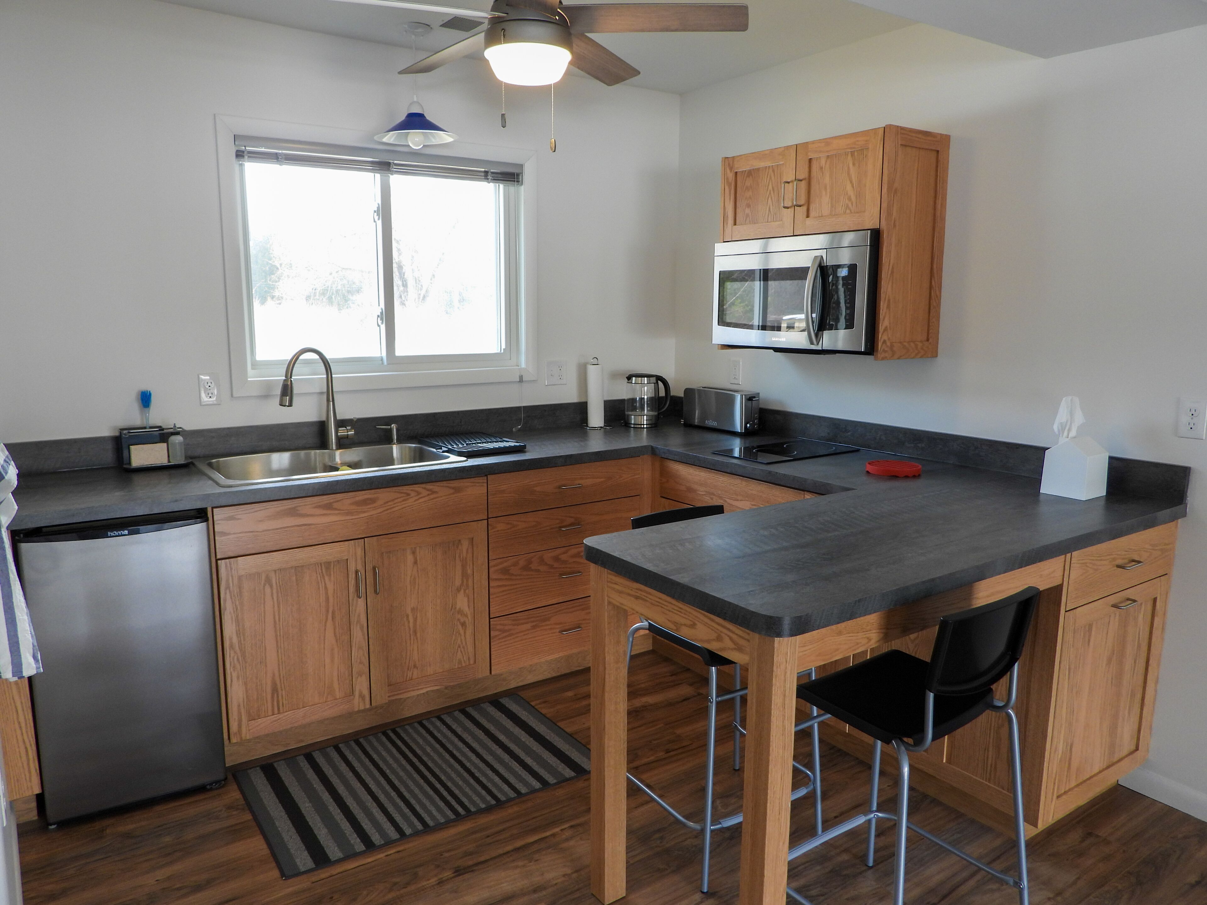 Réfrigérateur, micro-ondes, plaque de cuisson, bouilloire électrique