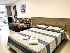 Quarto superior, 1 cama Queen e sofá-cama, vista para a piscina | Roupas de cama premium, frigobar, individualmente mobiliados