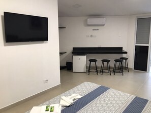 Quarto superior, 1 cama Queen e sofá-cama, vista para a piscina | Roupas de cama premium, frigobar, individualmente mobiliados