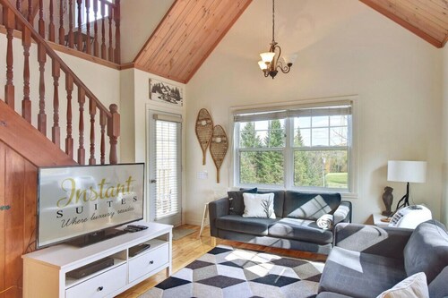 The Golf and Mountain View Retreat by Instant Suites