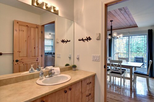 The Golf and Mountain View Retreat by Instant Suites