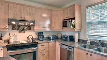 雪櫃、微波爐、焗爐、爐具