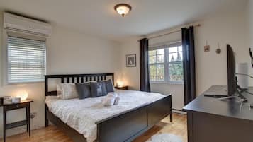 2 dormitorios, escritorio, tabla de planchar con plancha y cuna de viaje