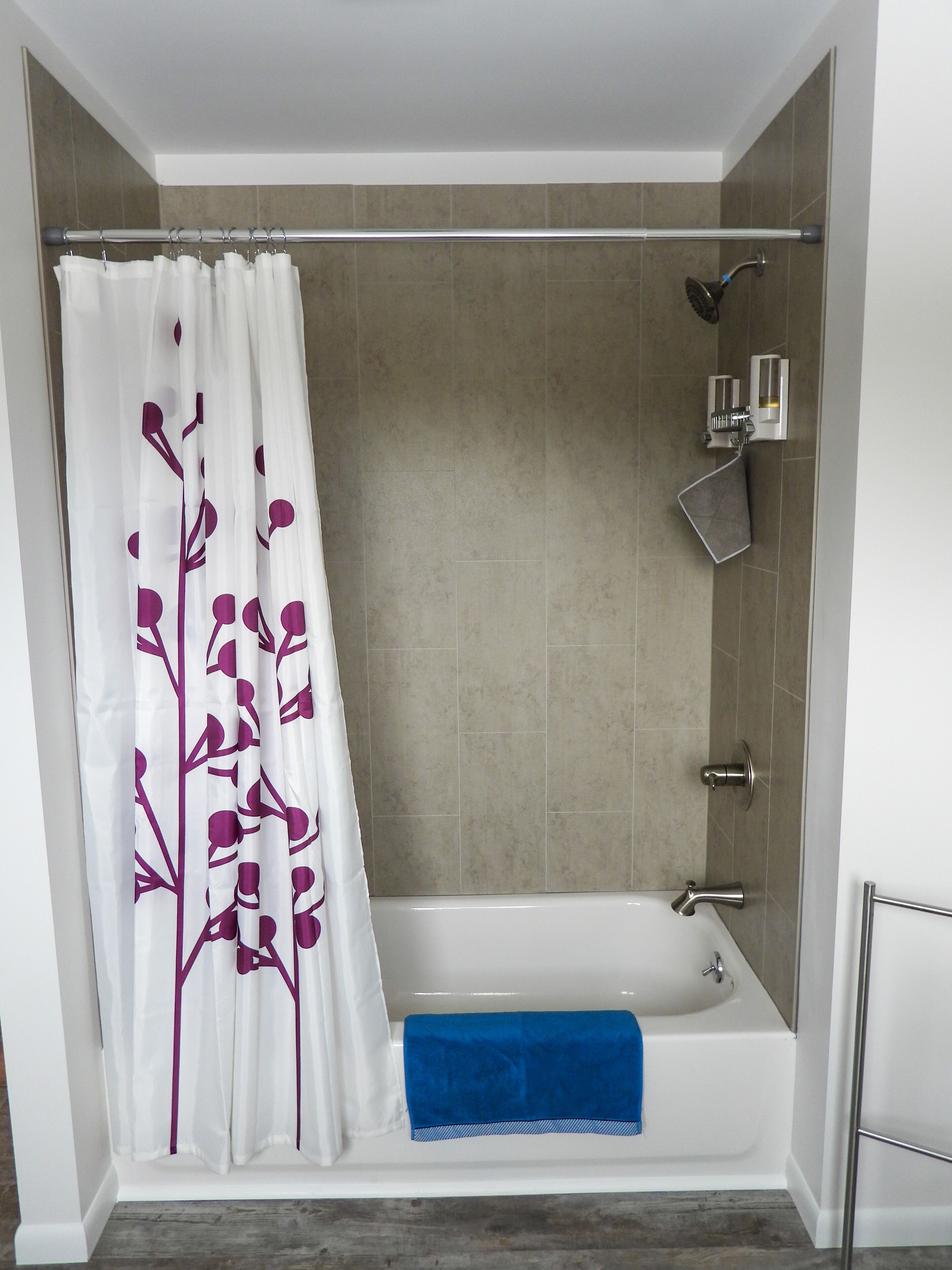 Ensemble douche/baignoire, sèche-cheveux, serviettes fournies, savon