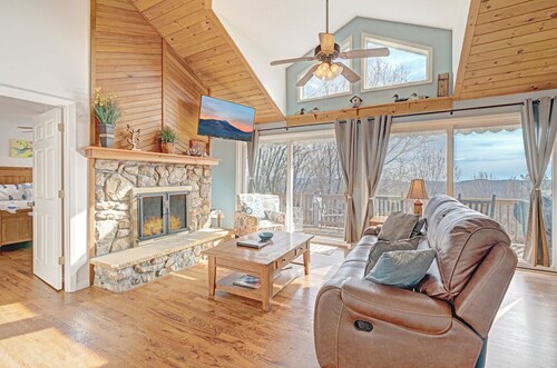 Birds Nest- Hot Tub w/ Mtn View, Whirlpool Bath, Gas Grill, Keyless Entry